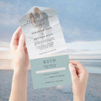 Casamento de praia azul-poeirento de vidro do mar
