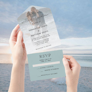 Casamento de praia azul-poeirento de vidro do mar 