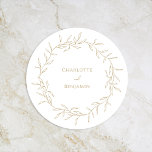 Casamento Dourado Clássico em Greenery<br><div class="desc">Apresentando a nossa Design de Porta copos de Papel Arredondado Clássico e Dourado Verde - meticulosamente projetada para incorporar uma estética romântica moderna. Apresentando uma mistura clássica de fundo branco limpo com folhas delicadas de ouro graciosamente complementadas por um simples roteiro de caligrafia emparelhado com uma fonte serif subestimada. O...</div>