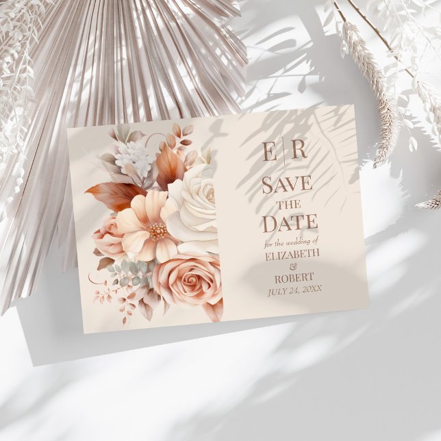 Casamento Floral Mousse Monograma Guardar Cartão d (Mousse Monogram Floral Wedding Save the Date Card on a sunny white table with neutral boho flowers.)