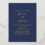 Casamento Marinho de Script Azul Moderno Minimalis<br><div class="desc">Convite à Folha de Ouro para Casamento com Script Azul de Marinho Moderno Minimalista</div>