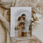 Casamento moderno em arco guarde o cartão de data<br><div class="desc">design de arco de script moderno com imagem de casal e texto personalizado. Os recursos de texto neste design podem ser editados</div>