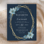 Casamento no inverno Marinho Floral Azul com Derra<br><div class="desc">Este design de convite para o casamento apresenta um quadro geométrico dourado,  decorado com poinsetos polinizadores azuis empoeirados e verde de inverno,  ao redor do texto branco sobre fundo azul marinho. A parte traseira da placa é azul marinho estável.</div>