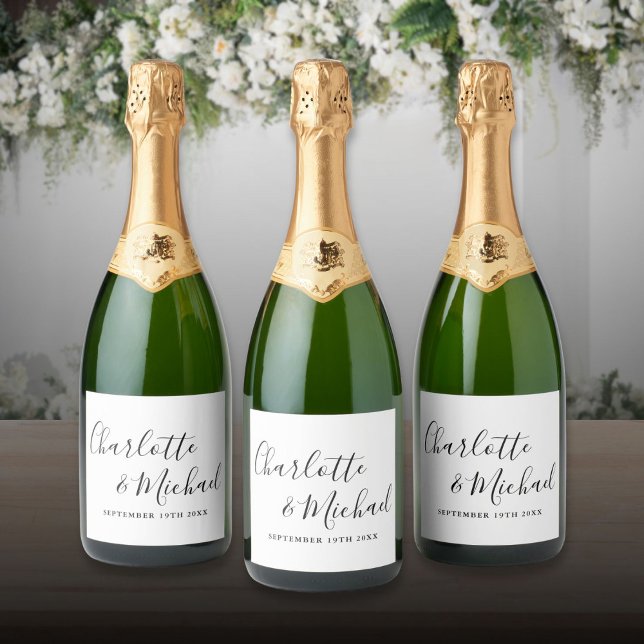 Casamento Preto E Branco De Script De Assinatura E (Elegant Signature Script Black And White Wedding Sparkling Wine Label)