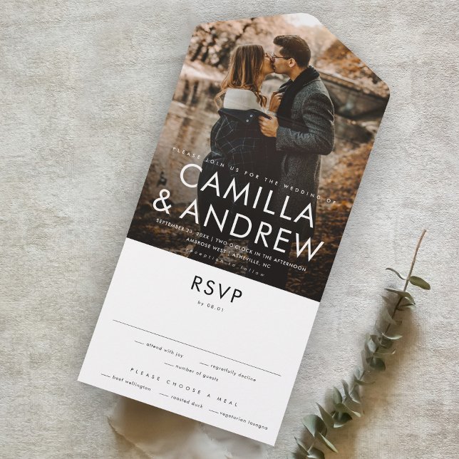 Casamento RSVP Elegante Moderno com Foto (A simple modern photo wedding invitation with typographic overlay and tear-off rsvp card.)