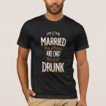 Casando-se com T-Shirt<br><div class="desc">Faça uma declaração divertida com a t-shirt deste noivo que diz "Vou casar-me, os outros estão aqui apenas para obter bebado". (Vetor criado por pikisuperstar - www.freepik.com). A t-shirt é fácil de personalizar com o seu tamanho e estilo. Não exatamente o que você está procurando? Todos os nossos produtos podem...</div>
