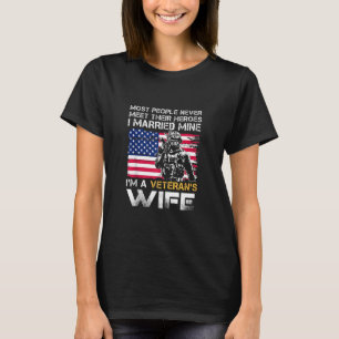 Casei-me com o meu herói. Sou um Vetor de Camiseta