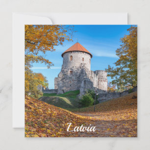 Castelo medieval cercado por floresta