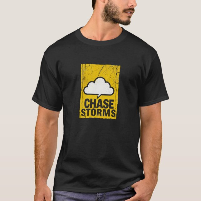 Cavalgue o Caos – Camisa de Aventura Caçador de Te (Frente)