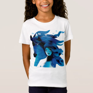 Cavalo azul e uma camiseta das meninas da menina