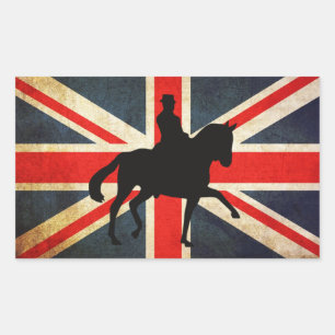 Cavalo do adestramento com etiquetas da bandeira