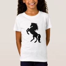 Cavalo preto que eleva - o t-shirt cabido Bella da