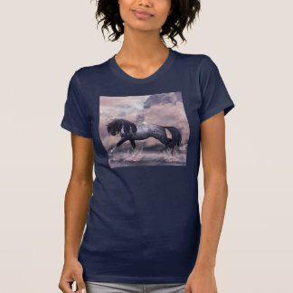Cavalo que trota através do t-shirt eqüino das