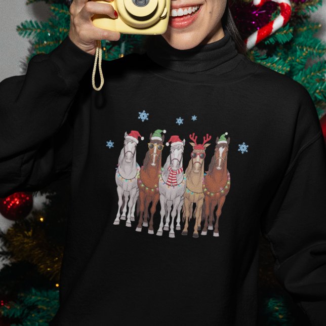 Cavalos de na moda vestidos no Natal (Stylish Horses Dressed up in their Christmas Best Sweatshirt)