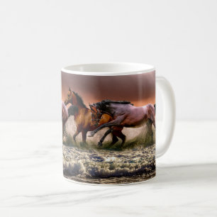 Cavalos que funcionam na caneca de café da praia