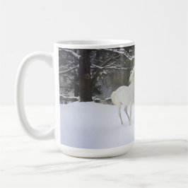 Cavalos que jogam na caneca da neve