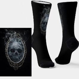 Caveira de fumaça a vapor de gótico no espelho em 
