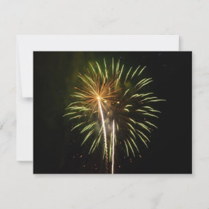 Celebração de Feriado com Fogos de Artifício Verde