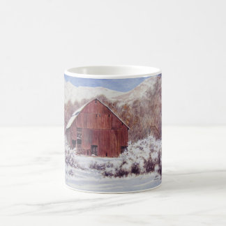 Celeiro da neve na caneca das montanhas