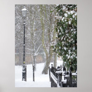 Cena de neve com Poster de luz da rua antiga