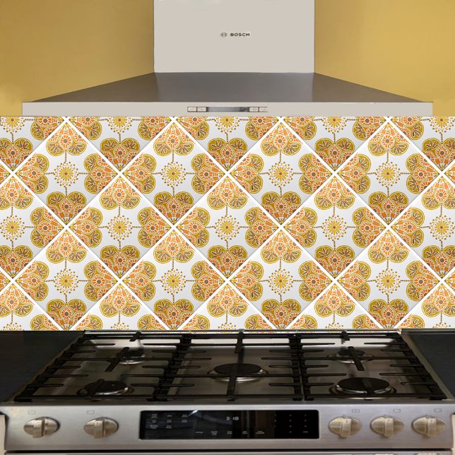Cerâmica Azulejo cerâmico com design de maca repetitiva (gold and orange  geometric tile shown  on a kitchen backsplash installed  diagonally.)