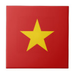 Cerâmica Azulejo da bandeira de Vietnam<br><div class="desc">Este design consiste na bandeira vietnamiana remodelada inteligente para caber a superfície quadrada do azulejo. Um artigo decorativo e útil que fizesse um presente perfeito para aqueles que como para recordar Vietnam.</div>