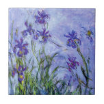 Cerâmica Azulejo das íris do Lilac de Monet<br><div class="desc">Azulejo das íris do Lilac de Monet. Pintura a óleo em canvas desde 1917. Monet pintou íris durante todo sua carreira, esta é uma de suas pinturas finais da íris e certamente um de seu a maioria de assombro. O trabalho é pesadamente impressionista e as íris roxas escuras parecem quase...</div>