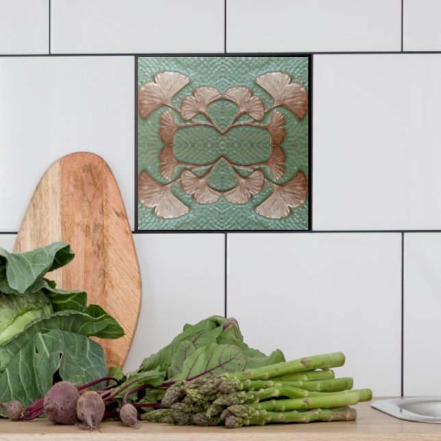 Cerâmica Azulejo de Gingko cerâmico (Single Green and copper Gingko leaf tile shown with white tiles in a kitchen.)