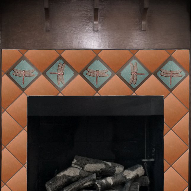 Cerâmica Azulejo de relator de parecer, verde e cobre (Dragon fly tile on a fireplace with deep copper field tiles.)