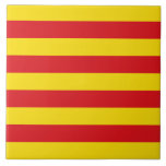 Cerâmica Azulejo de Sinalizador da Catalunha<br><div class="desc">Celebrar o espírito eterno da Catalunha com este azulejo cerâmico impressionante, com a bandeira vibrante da Catalunha! Embalado com as riscas ousadas, vermelhas e amarelas da Senyera, esse azulejo patriótico captura lindamente a essência do orgulho e da identidade catalães. Seja exibido como decorador de parede, usado em mosaico, ou incorporado...</div>