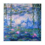 Cerâmica Azulejo dos lírios de água de Monet<br><div class="desc">Azulejo dos lírios de água de Monet. Pintura a óleo em canvas desde 1916. Monet pintou sua lagoa famosa do lírio de água obsessiva durante os anos finais de sua carreira, seleccionando a inspiração da luz do sol e seu efeito de deslocamento na água e as flores e a folha...</div>