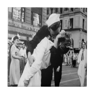 Cerâmica Beijando o azulejo do beijo de Couple.Hug