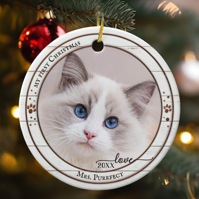 Cerâmica Foto: Rústica Ornamento de Gato de Madeira Branca (Ornament showing your (cat) photo framed by a rustic white wood design with metallic paw prints)