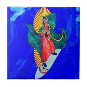 Cerâmica freira de surfe no azulejo de onda azul