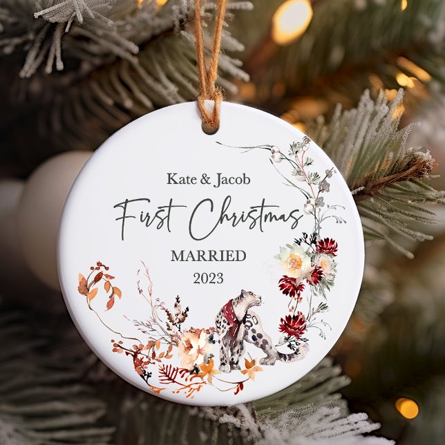 Cerâmica Nosso Primeiro Ornamento Casado de Natal com Nomes (First Christmas Married Snow Leopard Personalized Ornament)