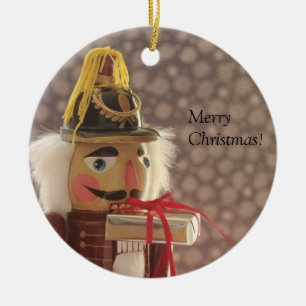 Cerâmica nutcracker com o ornamento de prata do presente