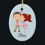 Cerâmica Ornamento Cerâmico Personalizável do Casal de Beij<br><div class="desc">O ornamento de Keepsasaame apresenta uma ilustração de casal de beijo caprichoso. Perfeito para um "primeiro Natal juntos" ou qualquer outro momento romântico para memorializar. Fundo azul claro. Personalizar com ano ou outro texto especial</div>