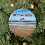 Cerâmica Ornamento de Daytona Beach<br><div class="desc">Fotografia da praia em Daytona Beach,  Florida. O texto customizável lê,  "Daytona Beach 2013" na parte dianteira e "nas melhores férias nunca."</div>