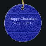 Cerâmica Ornamento personalizado de Chanukah<br><div class="desc">Elaboram os redemoinhos do scrollwork rico baseados em produtos manufacturados judaicos marroquinos dos séculos há decoram este ornamento elegante de Chanukah.  Personalize este ornamento com seu próprio cumprimento.</div>