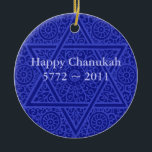 Cerâmica Ornamento personalizado de Chanukah<br><div class="desc">Elaboram os redemoinhos do scrollwork rico baseados em produtos manufacturados judaicos marroquinos dos séculos há decoram este ornamento elegante de Chanukah.  Personalize este ornamento com seu próprio cumprimento.</div>