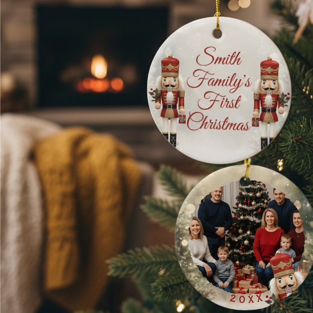 Cerâmica Primeiro Ornamento de Foto da Família de Natal (Enhance your holiday home with a heartfelt, personalized nutcracker ornament. )