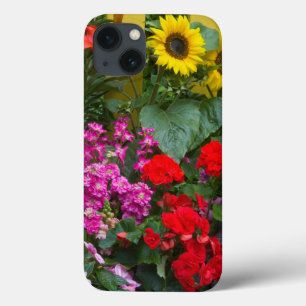 Cerca de estacas amarelas com jardim de flores em