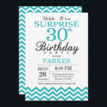Cerceta Chevron do convite do aniversário de 30<br><div class="desc">Convite do aniversário de 30 anos da surpresa com cerceta Chevron. Preto e branco. Aniversário adulto. O homem ou as mulheres Bday convidam. Para uma personalização mais adicional,  clique por favor "personalizam-no" botão e usam-nos nossa ferramenta de design para alterar este modelo.</div>