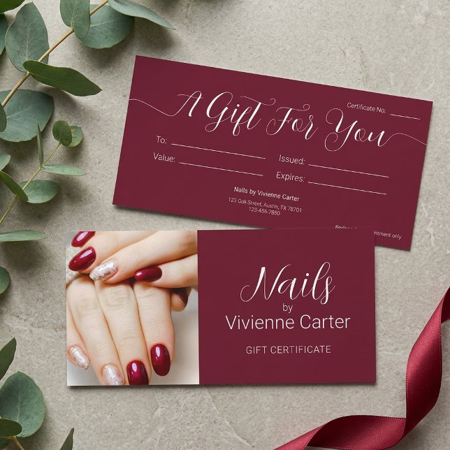 Certificado de Presente de Salão de Unhas com Foto (Burgundy Script Photo Nail Salon Gift Certificate)
