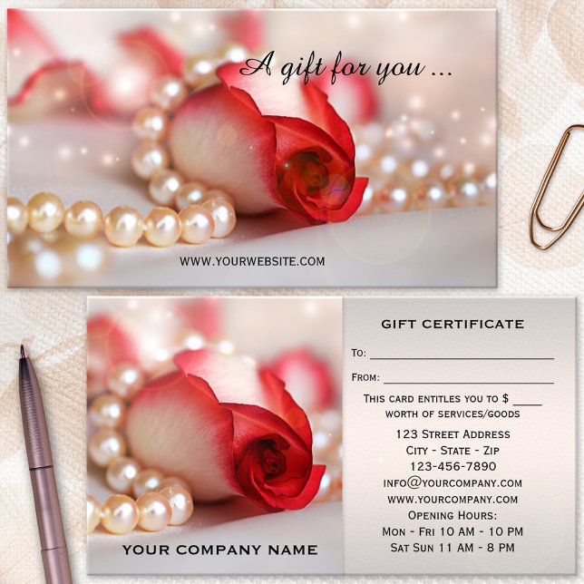 Certificado de Presente Rosa Romântica e Pérolas (A modern business card sized gift certificate featuring a rose with pearls and festive light sparkle)