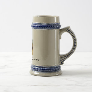 Cerveja grande caneca com uma de uma imagem amável