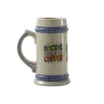 médico alimentado por caneca de café