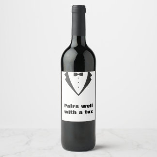 Cerveja Paira bem com um rótulo de garrafa de vinho de tux