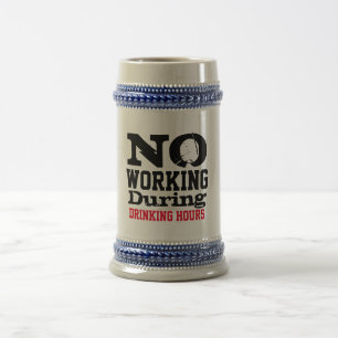 Cerveja Sem Trabalho Durante as Horas de Bebida Caneca de