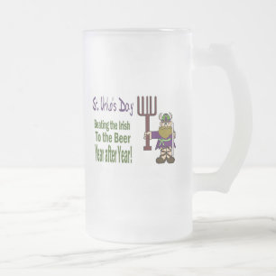 Cerveja Vidro Jateado Dia do St. Urho - batendo o irlandês à caneca de